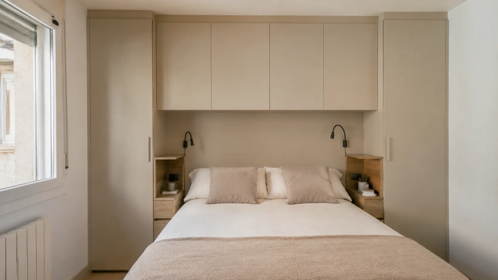 Armarios alrededor de una cama